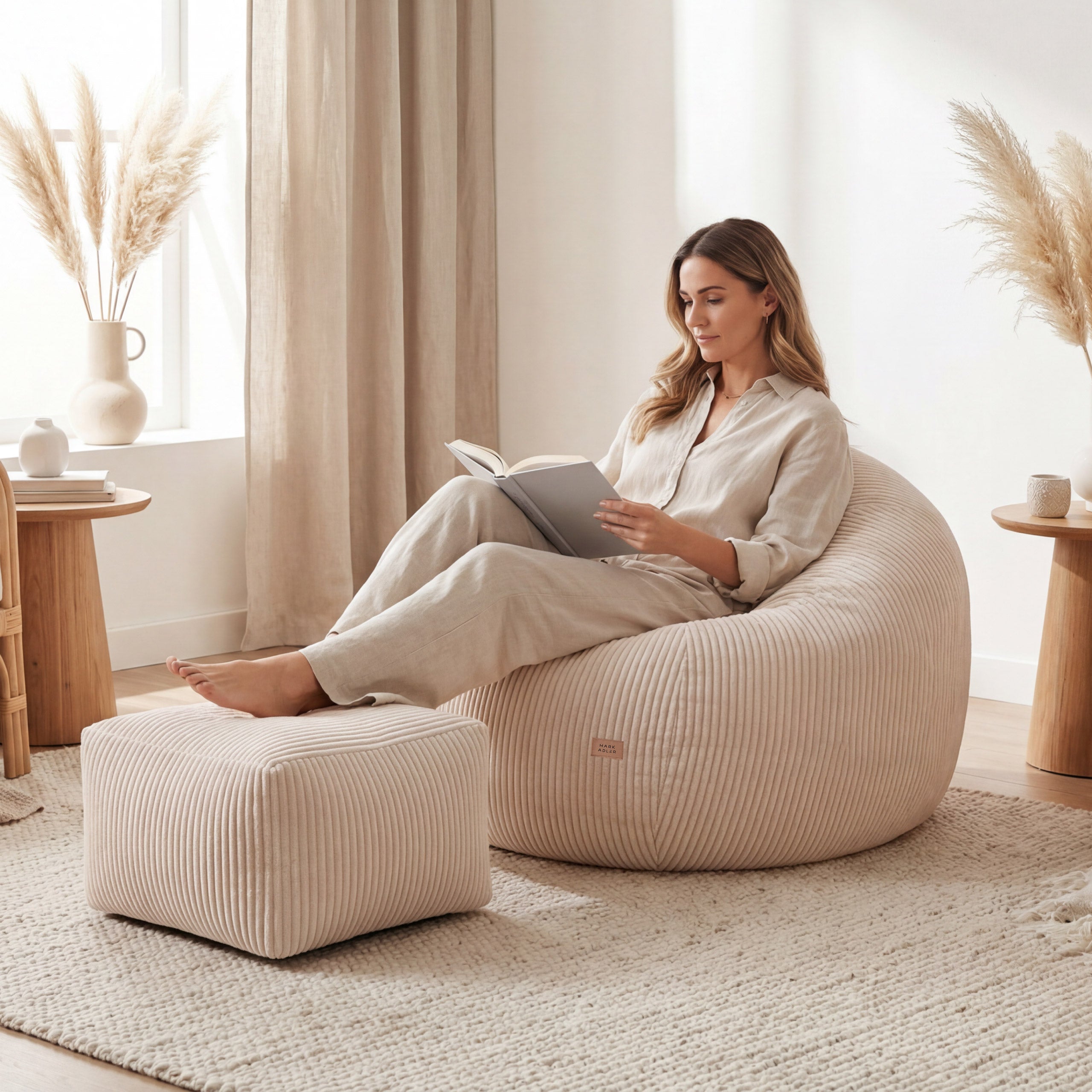 Corduroy poefstoel met voetensteun Mark Adler Comfy 3.0 Beige