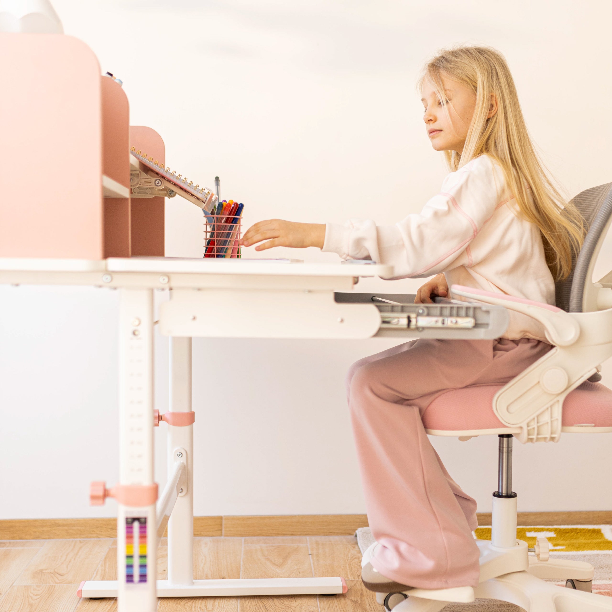 Ergonomisch bureau voor kinderen: Mark Adler Study 5.0 Pink 90 cm